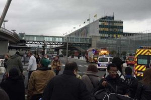 Paris'teki havaalanında iki saldırı!