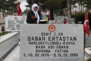 Şehit annesinden oğlunun boş mezarını ziyaret