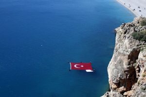 &Ccedil;anakkale şehitleri i&ccedil;in denizde dev T&uuml;rk Bayrağı a&ccedil;tılar