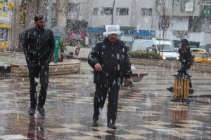 Elazığ'a lapa lapa kar yağdı