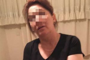Temizliğe gelen kadını baltayla rehin aldı!
