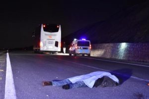 Yolcu otob&uuml;s&uuml;n&uuml;n &ccedil;arptığı yaya &ouml;ld&uuml;