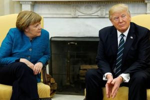 Trump, Merkel'i kızının yanına oturttu