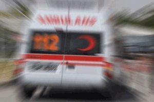 Elektrik direğine &ccedil;arptı: 2 &ouml;l&uuml;, 2 yaralı