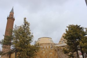 Tarihi medrese rutubetten &ccedil;&uuml;r&uuml;yor