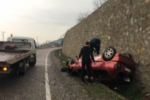 Taklalar atan otomobil duvara &ccedil;arparak durabildi: 1 &ouml;l&uuml;