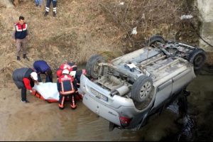 Dereye u&ccedil;an otomobilin s&uuml;r&uuml;c&uuml;s&uuml; &ouml;ld&uuml;