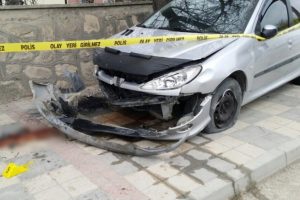 Otomobil anne ve kızına &ccedil;arptı: 1 &ouml;l&uuml;