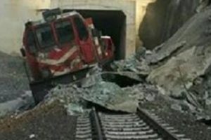 Elazığ'da y&uuml;k treni raydan &ccedil;ıktı