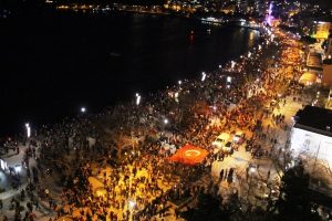 &Ccedil;anakkale Zaferi'nin 102. yılında fener alayı coşkusu