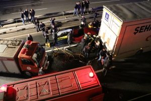 Kocaeli'de yaşanan kazada 4 kişi otomobilde sıkıştı