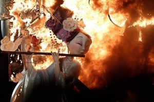 Las Fallas Festivali'nde dev kuklalar ateşe verildi