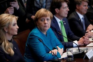 D&uuml;nya Merkel'in Ivanka'ya bakışını konuşuyor