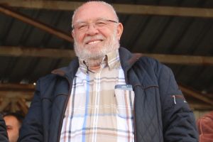 Memleketinin takımına destek i&ccedil;in konser veriyor