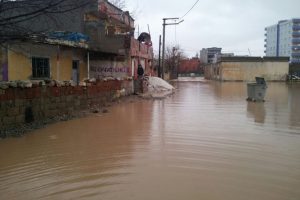 Siirt Kurtalan'da ev ve iş yerlerini su bastı