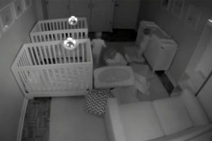 Minik ikizlerin gece sefası kamerada
