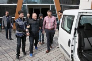 Otob&uuml;s&uuml;ndeki cinayetin zanlıları yakalandı