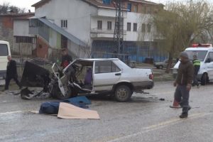 Otomobil ile iş&ccedil;i servisi &ccedil;arpıştı: 1 &ouml;l&uuml;, 13 yaralı
