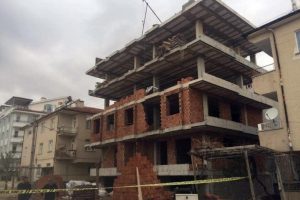 4. kattan d&uuml;şen inşaat iş&ccedil;isi hayatını kaybetti