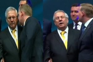 Aziz Yıldırım el sıkışmayı reddetti