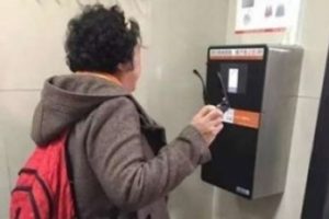 &Ccedil;in'de tuvalet kağıdı hırsızlığına y&uuml;z taramalı &ouml;nlem