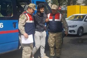 T&uuml;rkiye'ye giriş yasağı bulunan 'Savaş&ccedil;ı' yakalandı