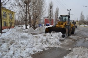 Mart Doğu'da kazma k&uuml;rek yaktırıyor