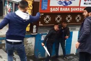 Erzurum'da bı&ccedil;aklı gen&ccedil;ler dehşet sa&ccedil;tı: 4 yaralı