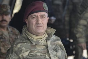 Aksakallı anlattı: &Ouml;rt&uuml;y&uuml; kaldırıp alnından &ouml;pt&uuml;m