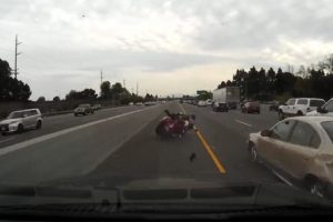 Motosiklet ve s&uuml;r&uuml;c&uuml;s&uuml; metrelerce s&uuml;r&uuml;klendi