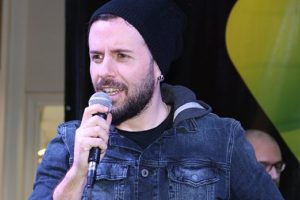 Emre Aydın'ın i&ccedil;inden komedyen &ccedil;ıktı