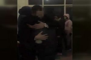 Kendisini kurtaran polise sarılarak teşekk&uuml;r etti