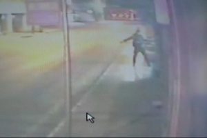 Adana'da iş yerine kürekle saldırı kamerada