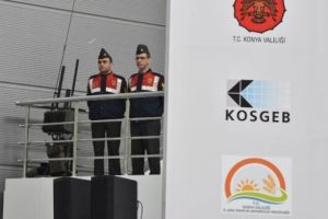 Tuğrul T&uuml;rkeş'in konuşma yaptığı alanda dikkat &ccedil;eken g&ouml;r&uuml;nt&uuml;