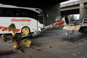 Adana'da vin&ccedil; k&ouml;pr&uuml;ye &ccedil;arptı, engelli &ccedil;ocuklar &ouml;l&uuml;mden d&ouml;nd&uuml;