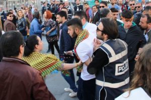 İzmir'de ter&ouml;r &ouml;rg&uuml;t&uuml; lehine slogan atan 45 kişiye g&ouml;zaltı