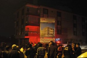 İstinat duvarı &ccedil;&ouml;ken bina tedbir ama&ccedil;lı boşaltıldı