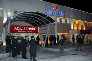 &Uuml;niversitelilerin bı&ccedil;aklı kavgası: 2 yaralı