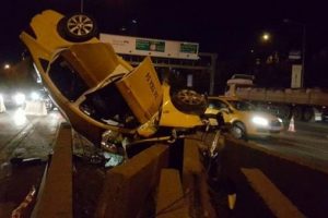 Korkun&ccedil; kazada taksi beton bariyerlere saplandı
