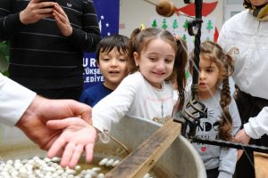 Minik &ouml;ğrenciler Bursa ipeğini &ouml;ğreniyor