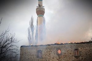 Yunanistan'da tarihi cami yanıyor