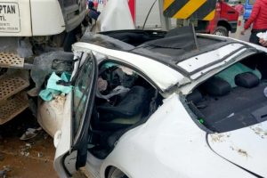 Bursa'da kamyon otomobili bi&ccedil;ti: 2 yaralı