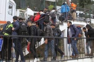 6 kişilik yelkenlide 60 kişi yakalandı!