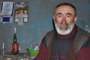 Kalp hastası adam mum ışığında yaşam m&uuml;cadelesi veriyor