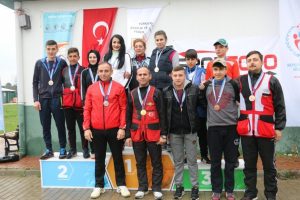 Bursalı sporcu k&uuml;rs&uuml;den inmiyor