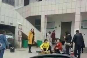 &Ccedil;in'de okulda &ccedil;ıkan izdihamda 2 &ccedil;ocuk &ouml;ld&uuml;