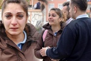 &Ccedil;alınan tabletine kavuştu, g&ouml;zyaşlarına boğuldu