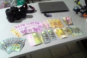 Sinyal kesiciyle otomobilden para &ccedil;alan hırsızlar yakalandı