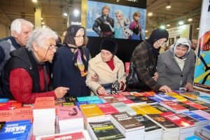 Bursa'da huzurevi sakinleri kitap fuarını gezdi