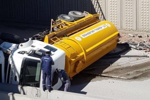 Freni boşalan tanker &uuml;st ge&ccedil;itten yola d&uuml;şt&uuml;!